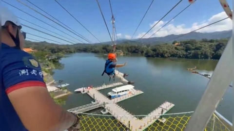 飛越明德水庫！賞景新視角　空中飛索、高空自行車練膽量