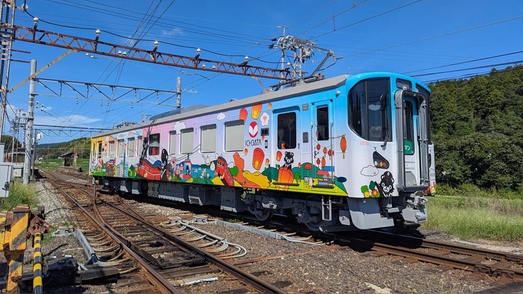 台日交流！島根「台灣塗裝」彩繪電車上路　石垣島土地公廟「豬公」祭神