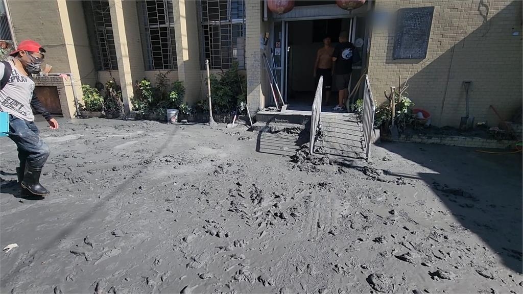 李明璇轟鏟子超人占車票！藍黨部徵志工清淤引撻伐