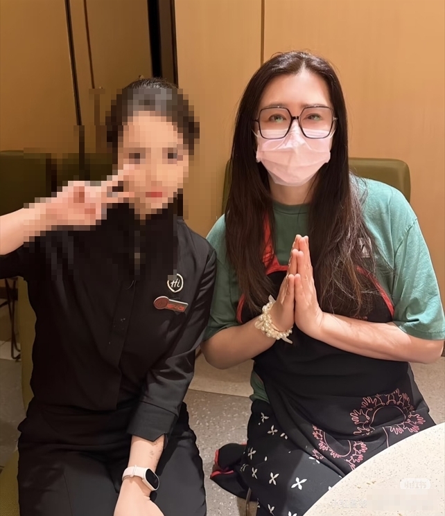 中秋節「氣質眼鏡妹」爽嗑海底撈！竟是58歲王祖賢「驚人近況」曝光