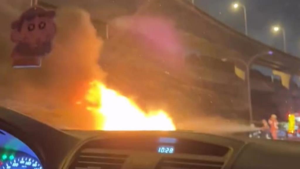 禍不單行！昨夜國一火燒車　國三2車追撞「雙雙翻車」交通受阻