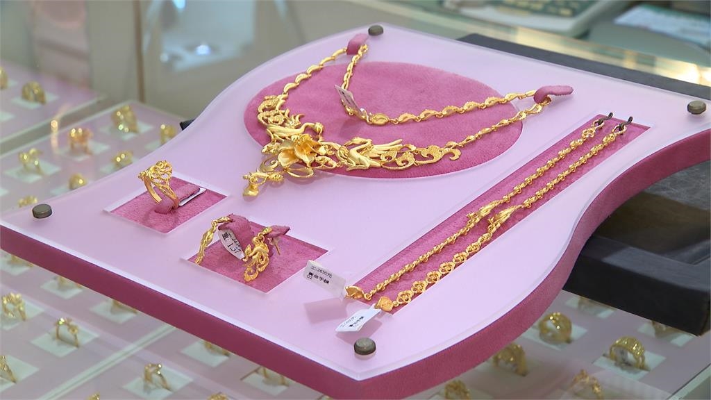 金價狂飆！銀樓擠爆買氣翻倍　民眾笑稱「比搶iPhone還誇張」