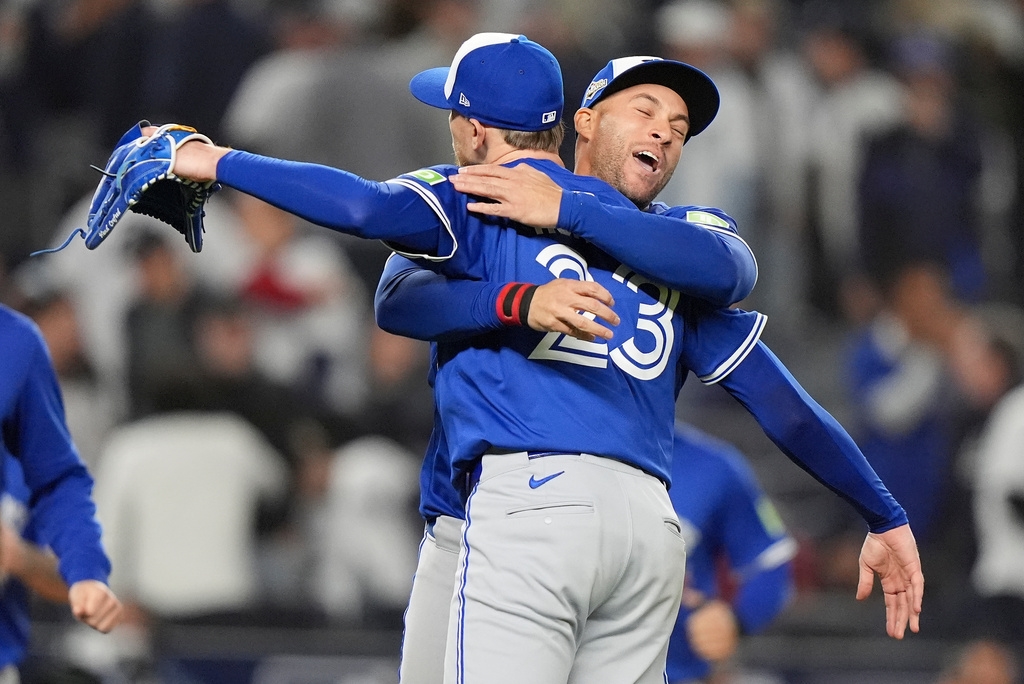 MLB(影)/洋基掰!小齊森姆低級失誤、打線疲軟藍鳥「轉運帽」晉級美聯冠軍戰