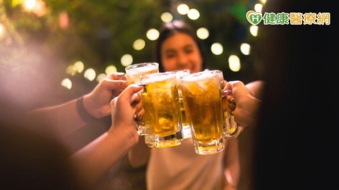 連假聚會喝啤酒助興 還能排結石?醫闢謠:2成分恐讓結石越長越大!