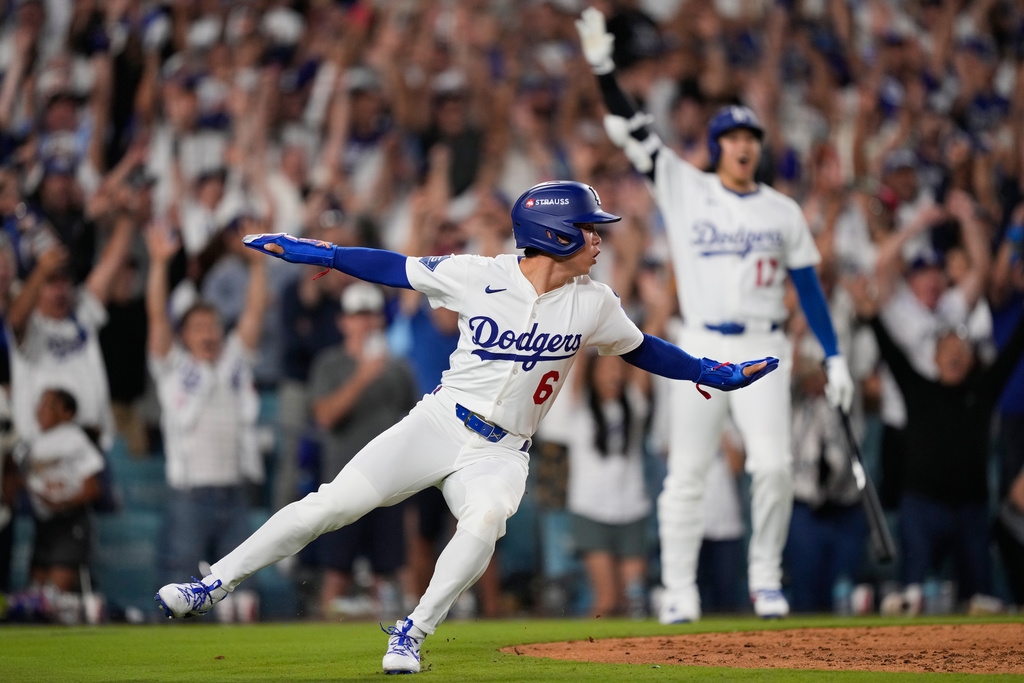 MLB(影)/致命失誤!費城人投手再見「煮粥」 送道奇前進國聯冠軍賽