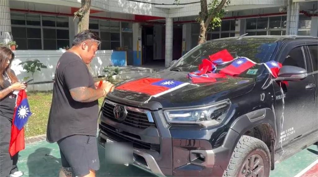 快新聞/災後的希望之歌!雙十國慶光復志工車隊掃街 災區響起國歌
