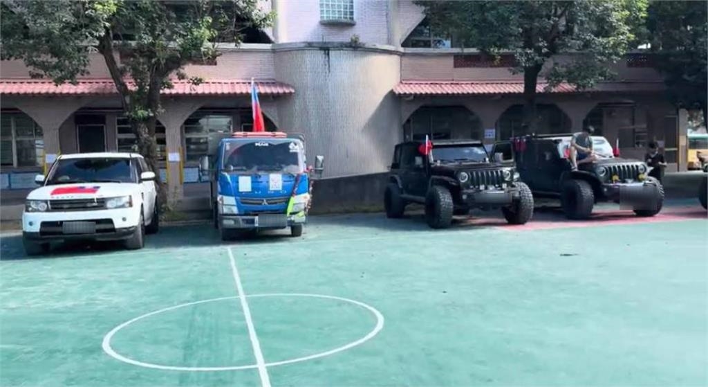 快新聞/災後的希望之歌!雙十國慶光復志工車隊掃街 災區響起國歌