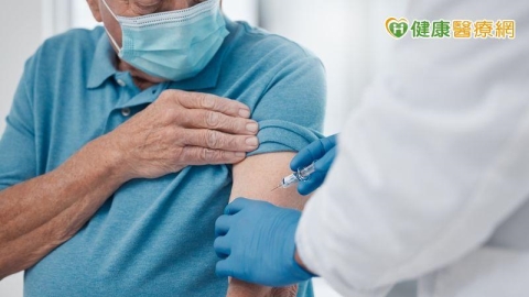 新冠+流感雙病毒威脅!專家:儘速接種疫苗提升保護力 這些症狀快就醫