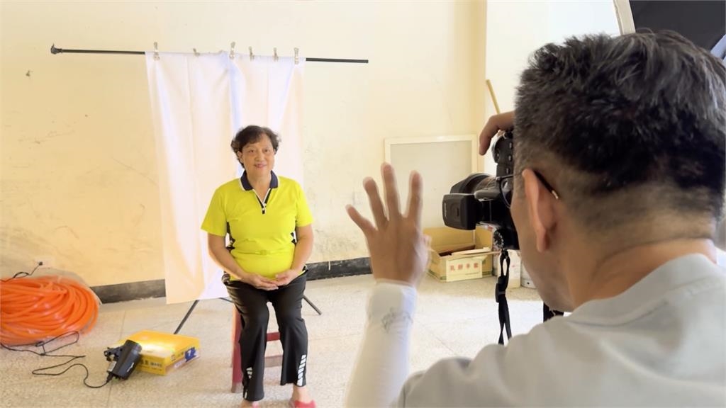 證件全遭洪水沖走！「證件照超人」幫災民拍美照