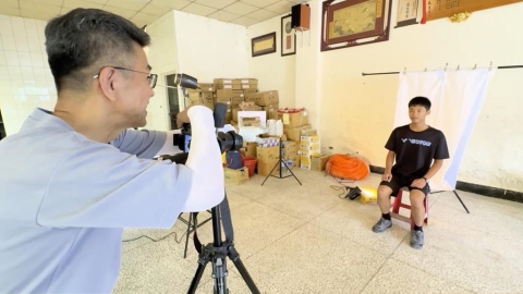 證件全遭洪水沖走！「證件照超人」幫災民拍美照