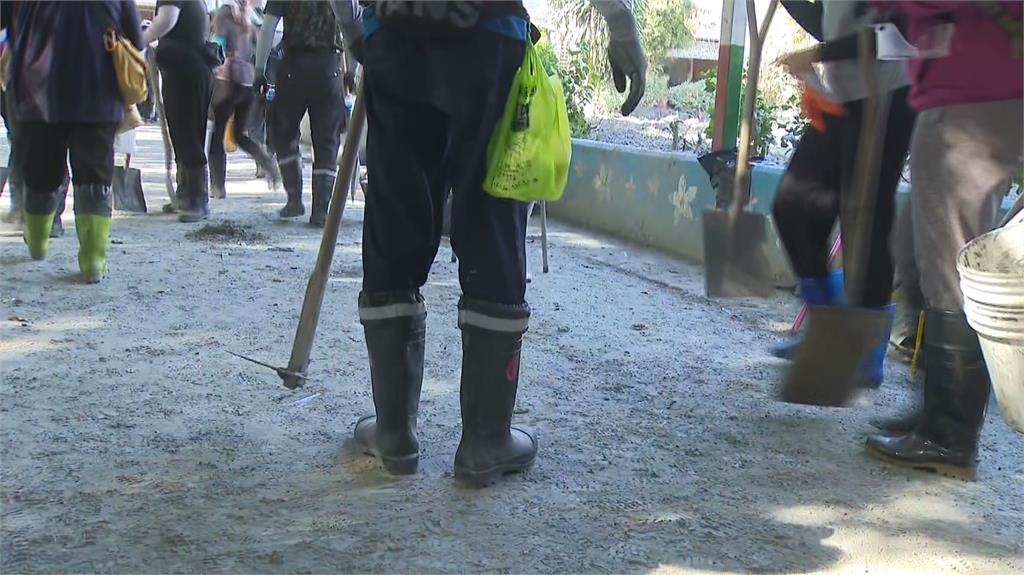 國慶日沙包超人揮國旗唱國歌　中央籲「勺子超人」助清溝