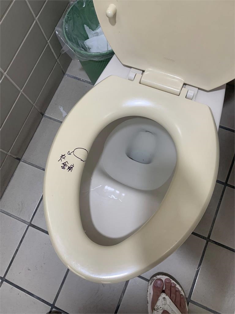 公廁馬桶驚見「3字示警」他一看備感暖心!釣5000苦主共鳴喊:真的超痛
