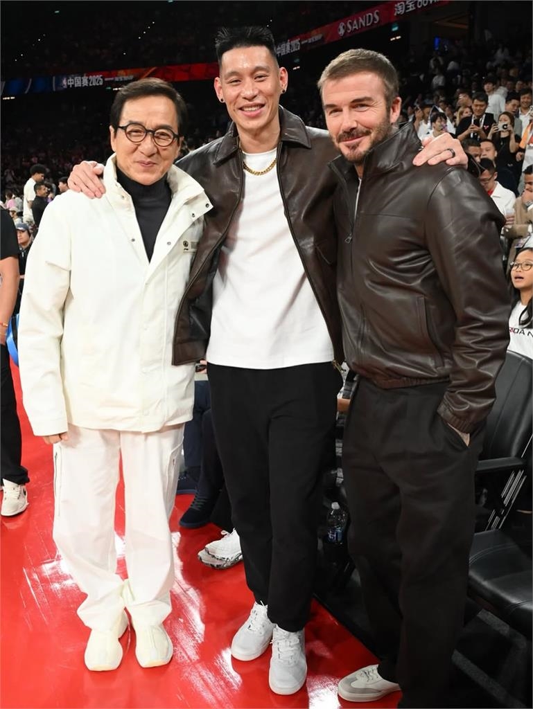 NBA／這是什麼夢幻合照！林書豪站「C位」笑摟2位港、英「超級巨星」澳門留影