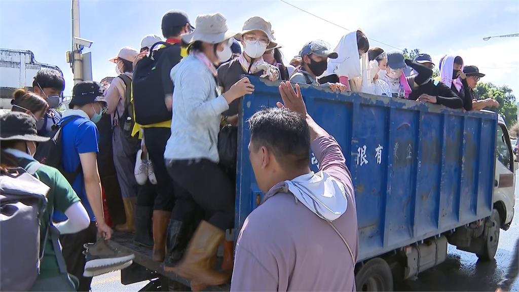 超人們國慶連假不玩樂衝災區 兩天皆湧萬人志工報名一度塞爆