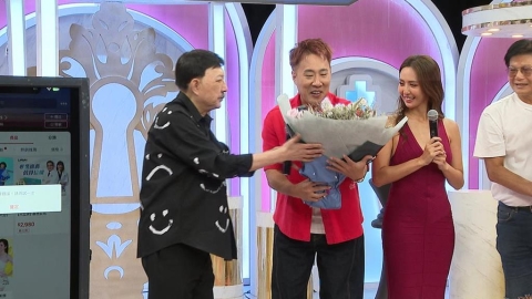 余祥銓聯手薔薔首主持實「鏡」節目 余天暖心獻花挺兒