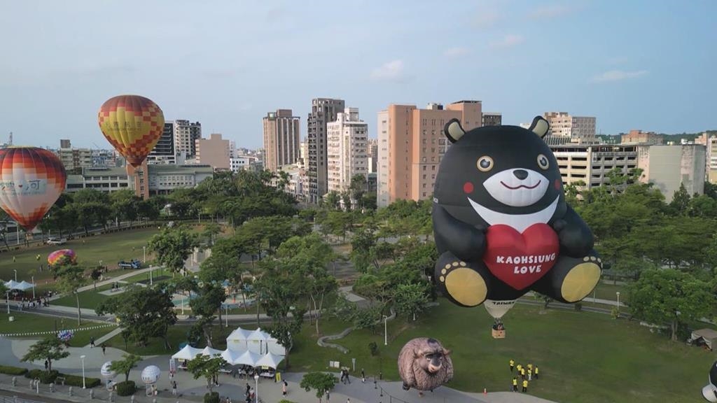 高雄「愛‧月熱氣球」移師愛河畔舉辦　湧入民眾爭先拍照留念