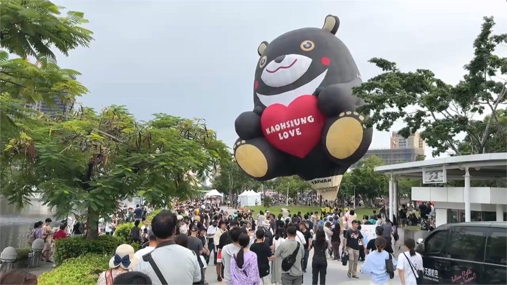 高雄「愛‧月熱氣球」移師愛河畔舉辦 湧入民眾爭先拍照留念