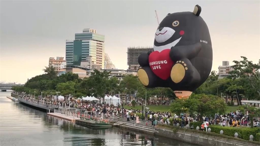 高雄「愛‧月熱氣球」移師愛河畔舉辦 湧入民眾爭先拍照留念