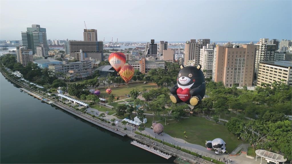 高雄「愛‧月熱氣球」移師愛河畔舉辦 湧入民眾爭先拍照留念