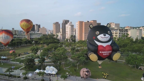 高雄「愛‧月熱氣球」移師愛河畔舉辦　湧入民眾爭先拍照留念