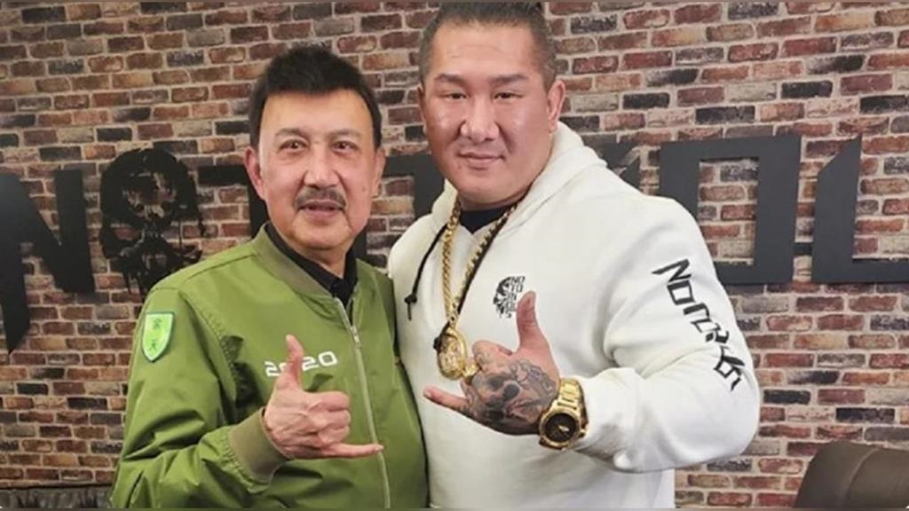 余天重砲轟立場偏來偏去、頭腦簡單「難怪被開槍」　館長火大了