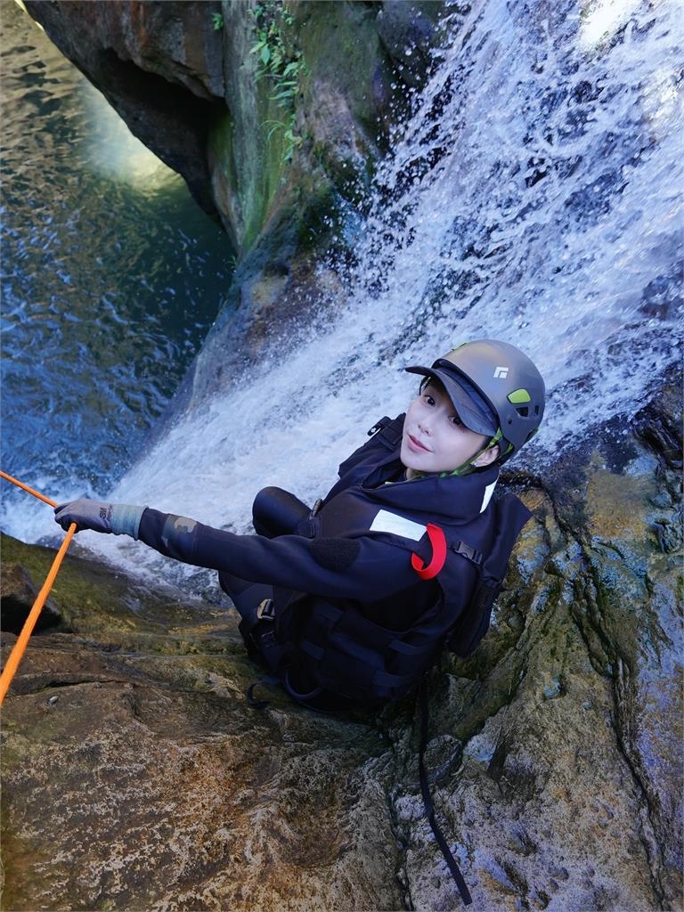 溯溪「整尊全濕透」是啦啦隊正妹梓梓!暗黑戰袍「中路淨空」極致視角流出