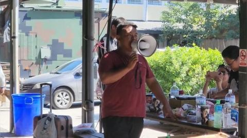 花蓮志工幽默喊話!逗笑災民穩住秩序 物資站人潮爆滿