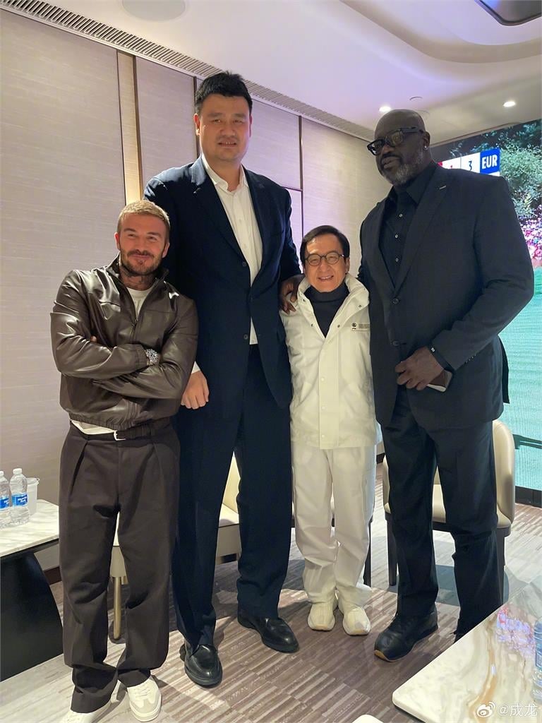 成龍被NBA雙柱夾殺秒變「小鳥依人」！同框姚明、歐尼爾「仰頭崩潰模樣」曝光