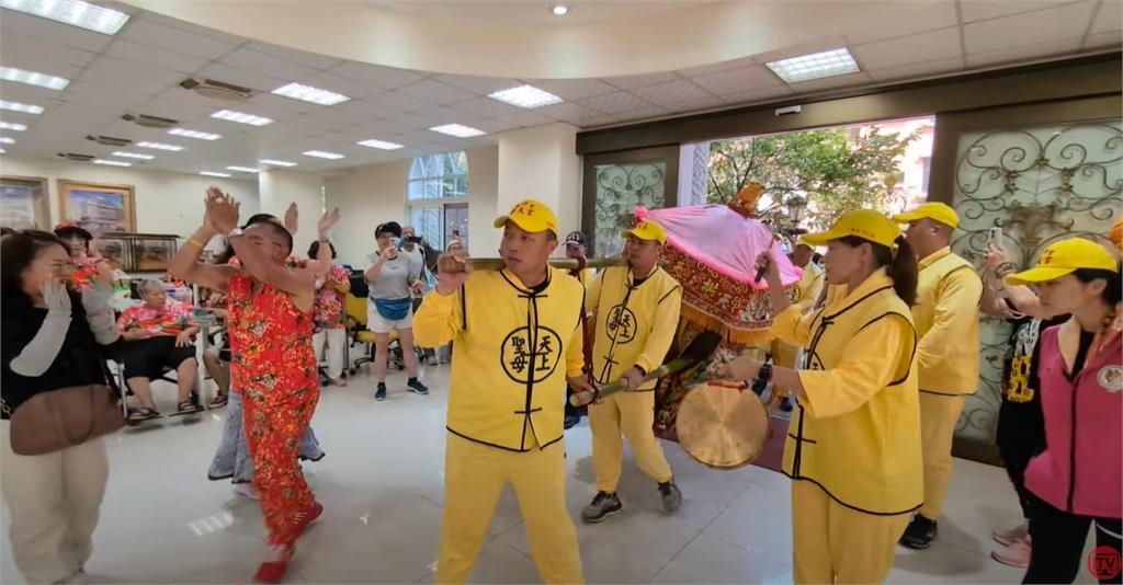 白沙屯媽祖「粉紅超跑」直衝吊車大王豪宅賜福!震撼畫面曝光…胡董高喊:我愛您