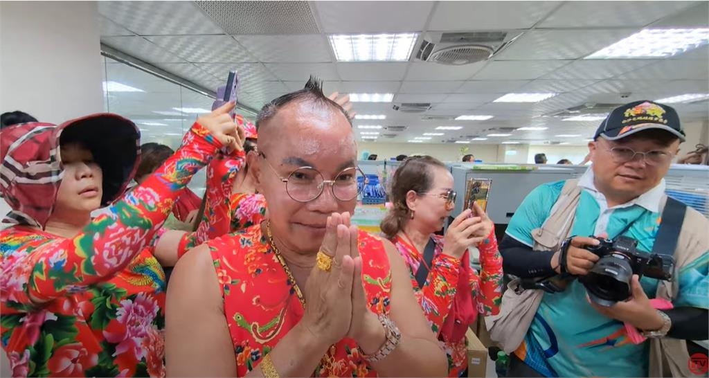 白沙屯媽祖「粉紅超跑」直衝吊車大王豪宅賜福!震撼畫面曝光…胡董高喊:我愛您