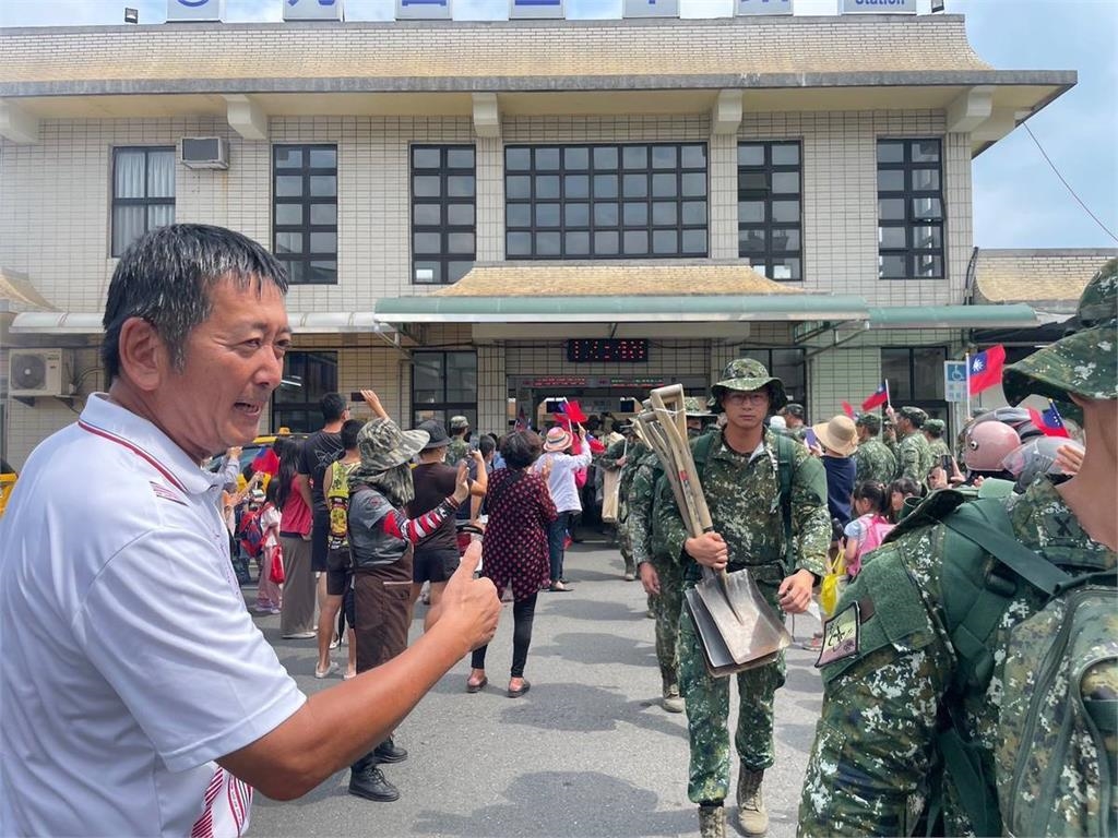 光復拚救災「國軍累癱睡地板」全場心疼！屋主「悄做1事」暖哭網：很用心