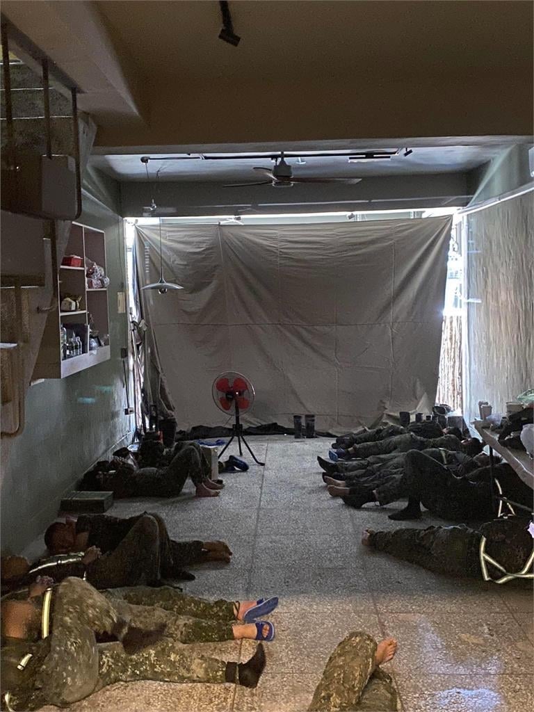 光復拚救災「國軍累癱睡地板」全場心疼！屋主「悄做1事」暖哭網：很用心