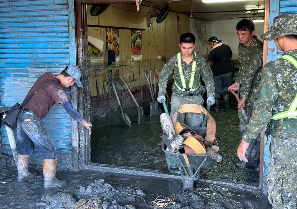光復拚救災「國軍累癱睡地板」全場心疼！屋主「悄做1事」暖哭網：很用心
