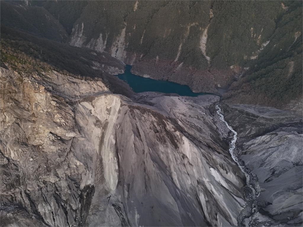 快新聞/空拍直擊!堰塞湖最新觀測出爐 蓄水量剩1.7%