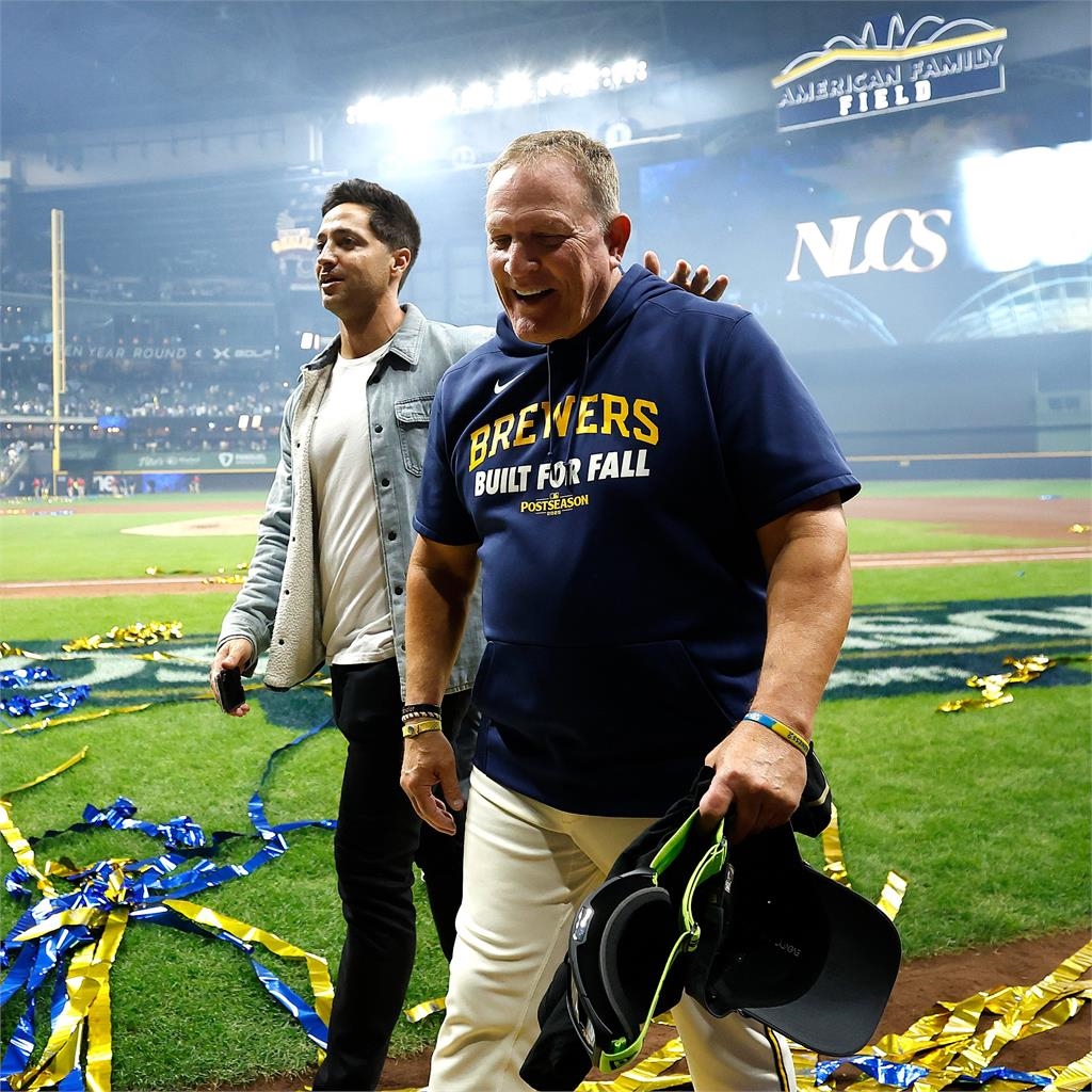 MLB(影)/「我們來了!」釀酒人將對決道奇 總教練賽後一語激發更衣室士氣