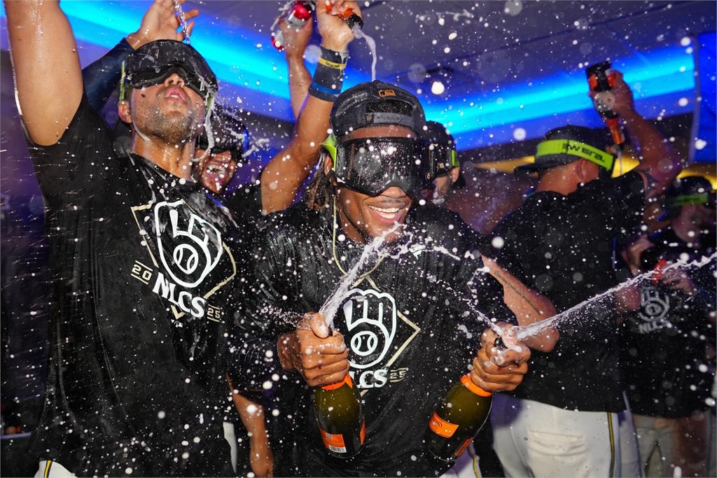 MLB(影)/「我們來了!」釀酒人將對決道奇 總教練賽後一語激發更衣室士氣