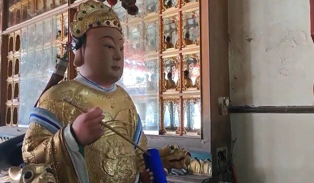 快新聞/神明也泡水!光復災區寺廟神像受損 修復師徒手搶救金身