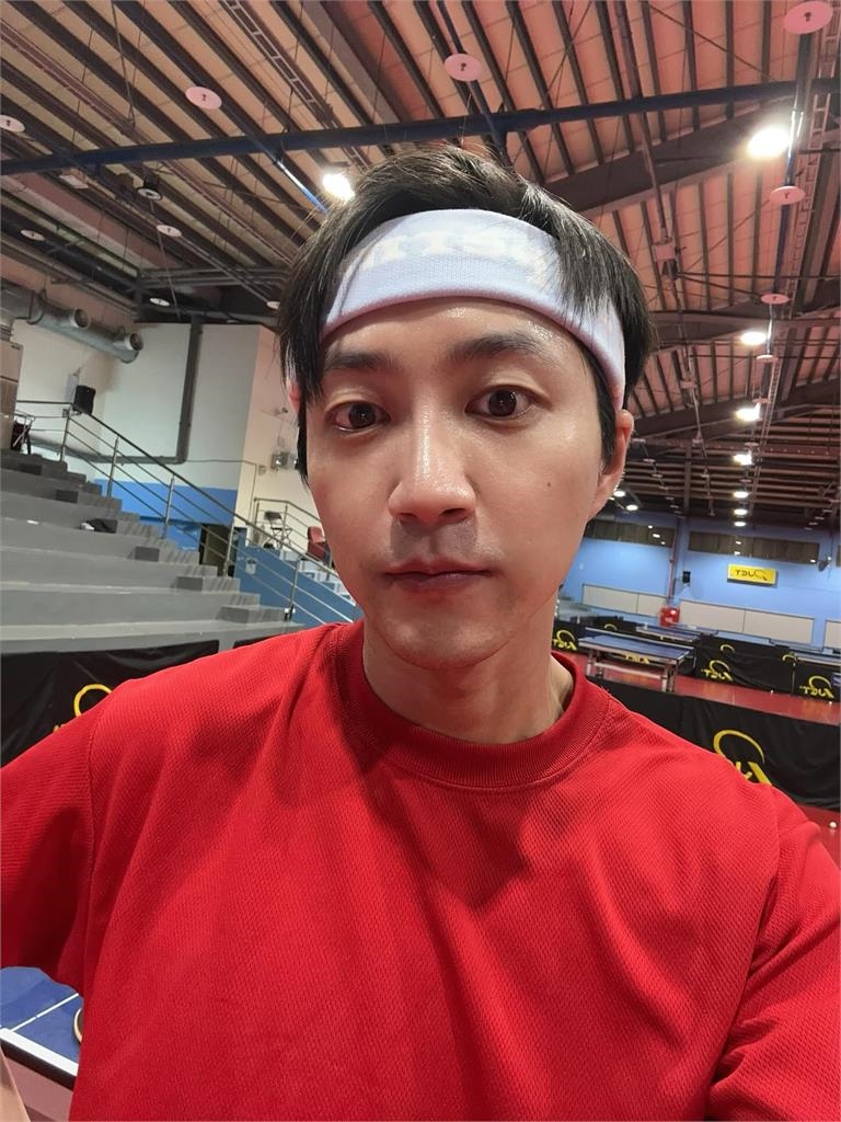 鬍渣阿北「36歲江宏傑」離開球場判若兩人！悄現身度假村「臉蛋猛進化」