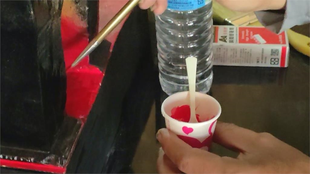 修補信仰也修補人心 修復師替花蓮泡水神像重新上彩