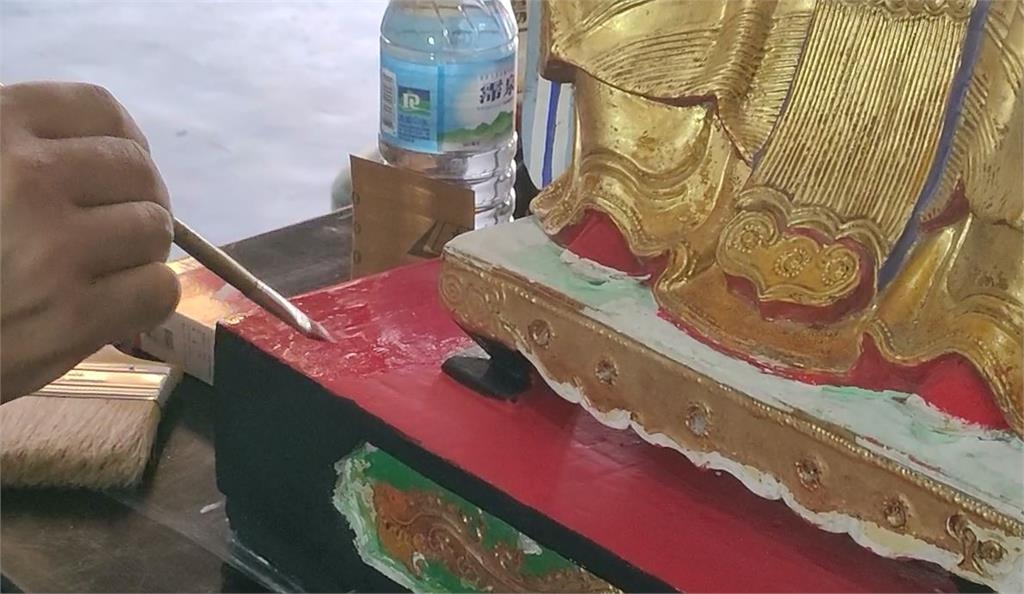 修補信仰也修補人心 修復師替花蓮泡水神像重新上彩
