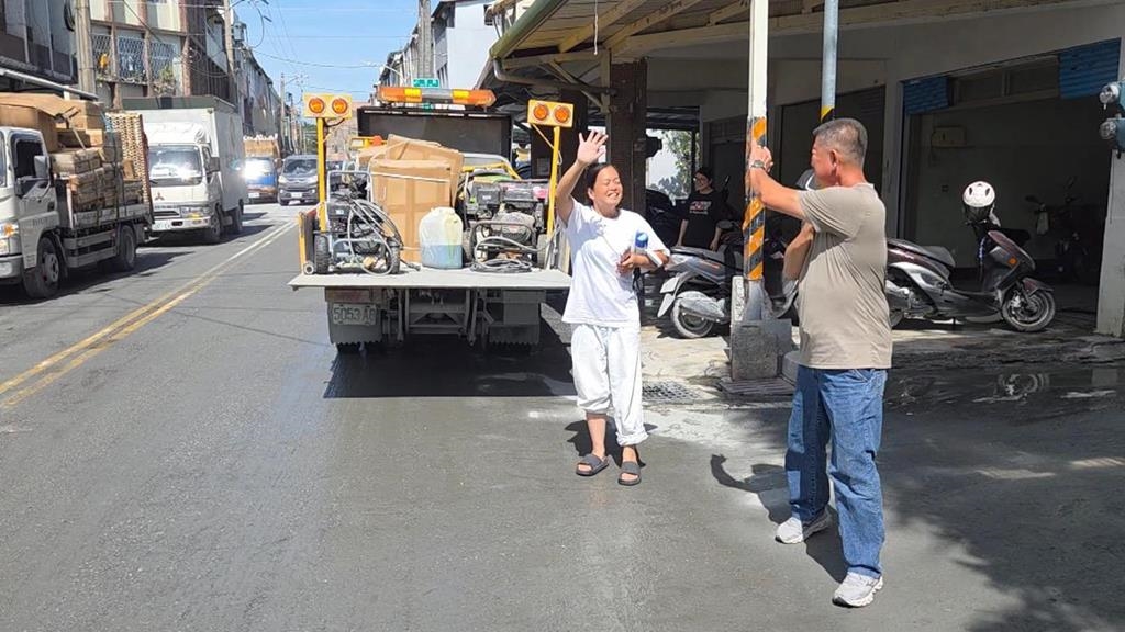 洪災過後家具全泡湯！癌末病患抱病募集當家具超人