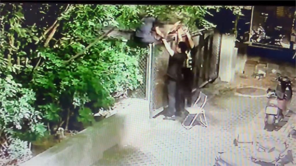 國慶夜暖心行動! 新北瑞芳警雨中救援受困幼貓