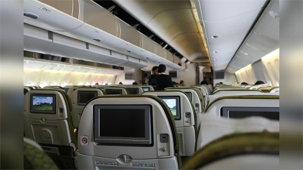  空服員飛遍世界超好命？她揭密工作內幕：玩樂時間都是「用生命擠出來」