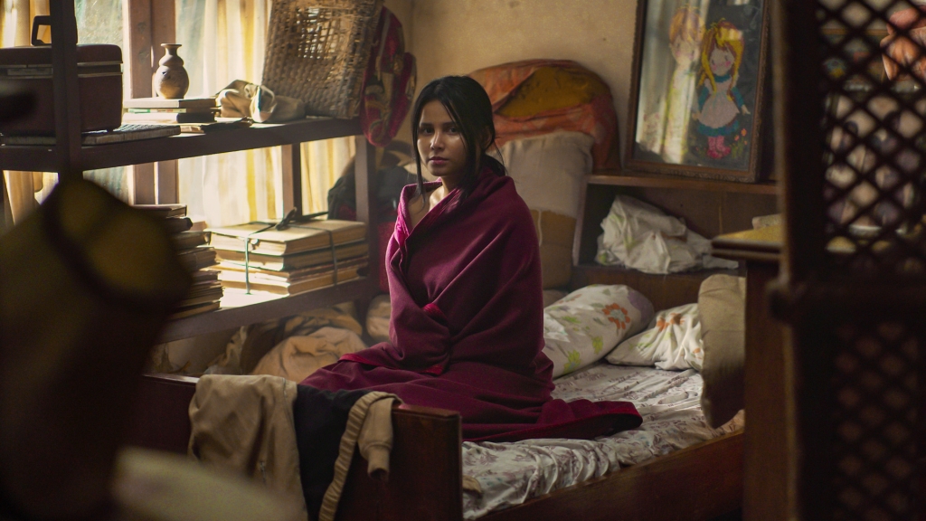 演員拍片念咒「雙手發麻」現異狀！片場驚傳「天降血水」劇組全嚇壞