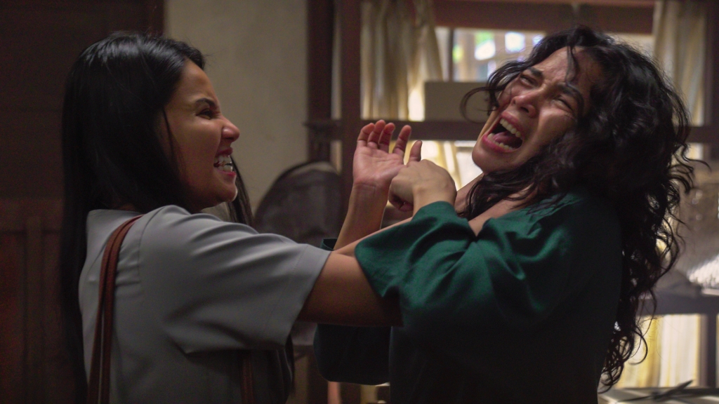 演員拍片念咒「雙手發麻」現異狀！片場驚傳「天降血水」劇組全嚇壞