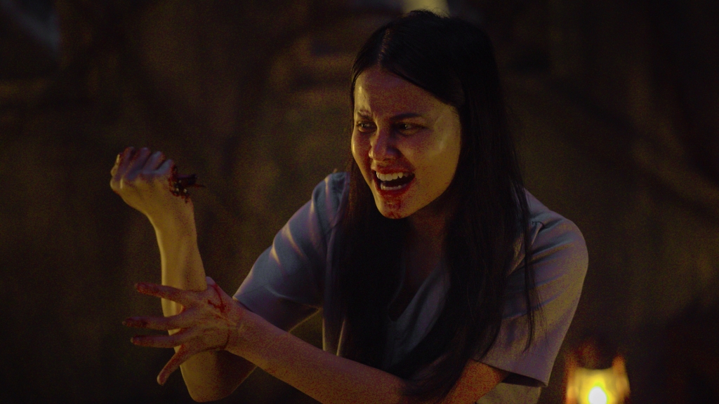 演員拍片念咒「雙手發麻」現異狀！片場驚傳「天降血水」劇組全嚇壞