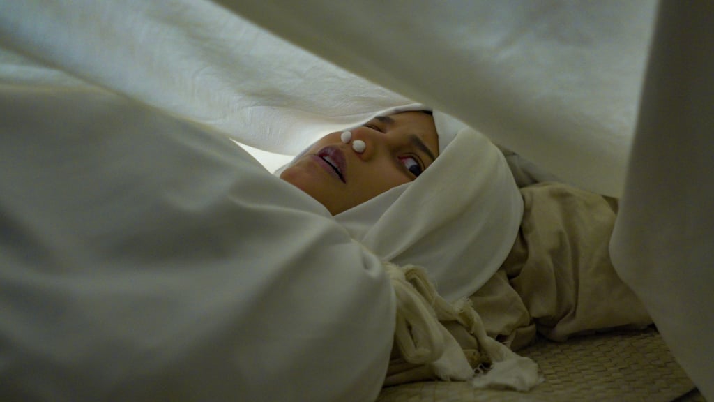 演員拍片念咒「雙手發麻」現異狀！片場驚傳「天降血水」劇組全嚇壞