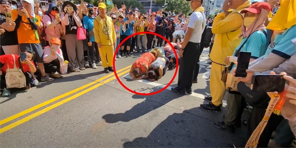 白沙屯媽祖2度衝「羅浮宮」太嗨!吊車大王激動拍手「金戒卡這根」急做一事