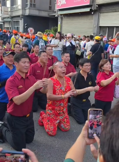 白沙屯媽祖2度衝「羅浮宮」太嗨!吊車大王激動拍手「金戒卡這根」急做一事