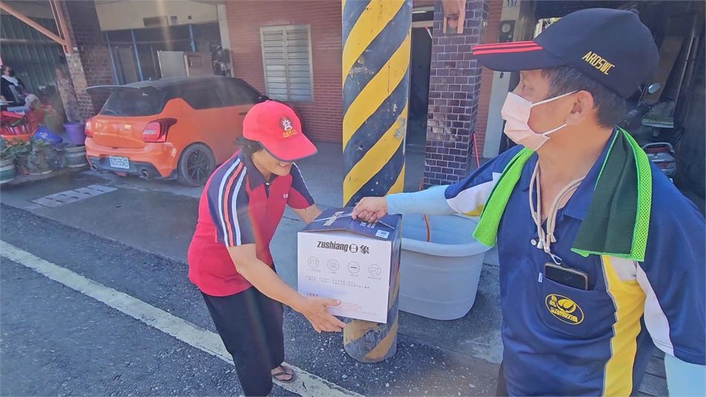 花蓮縣府首波家電發放 災民怕領無一早來排隊